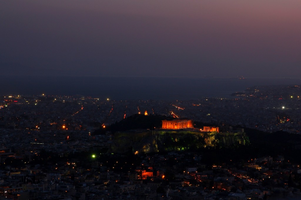 Vue sur l'Acropole de nuit