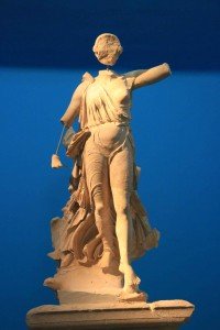 Statue de Nikê (victoire) à Olympie en Grèce