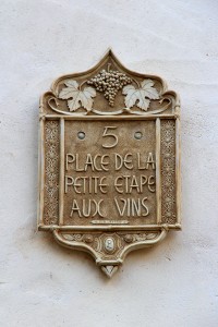 Place de l'étape aux vins à Noyers-sur-Serein